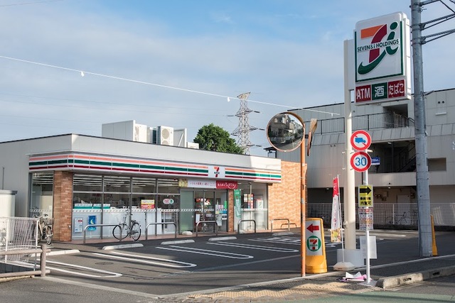 コンビニ　セブンイレブン百草園駅北口店（コンビニ）まで375m