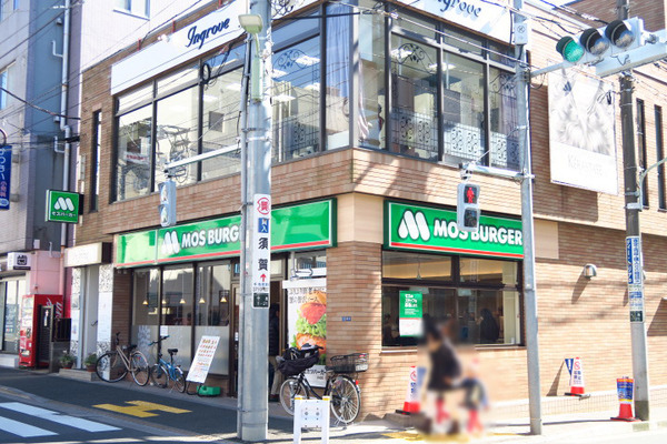 飲食店　モスバーガー千鳥町店（飲食店）まで590m