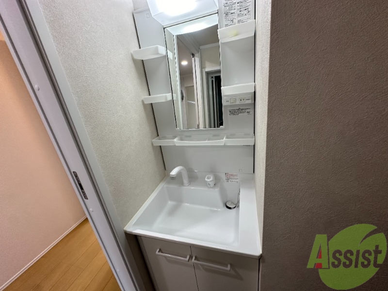 洗面設備　洗面は独立になっているので忙しい朝もばっちりですね。