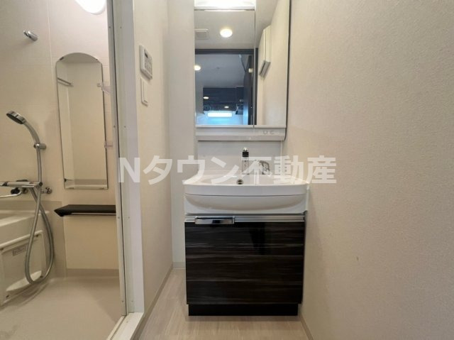 洗面設備　明るい洗面所です
