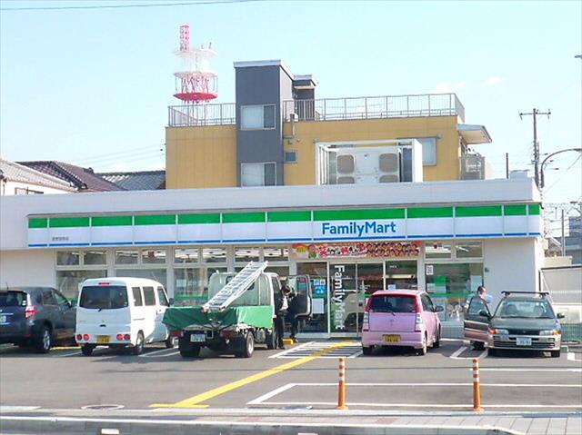 コンビニ　ファミリーマート（コンビニ）まで637m