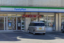コンビニ　沖縄ファミリーマート 屋富祖一丁目店（コンビニ）まで558m