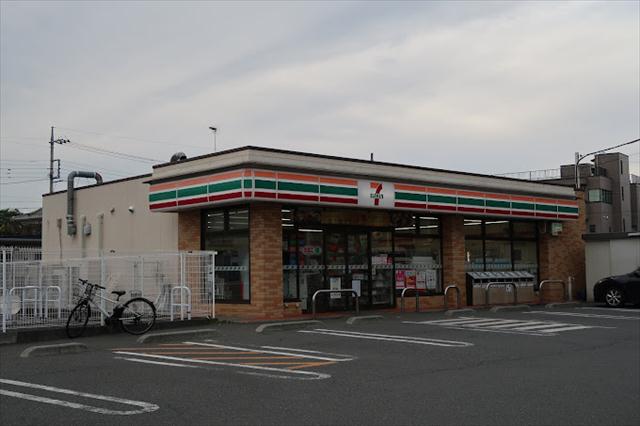 コンビニ　セブンイレブン（コンビニ）まで1009m