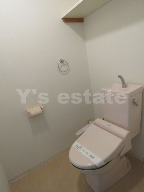 トイレ　この写真の反転です。