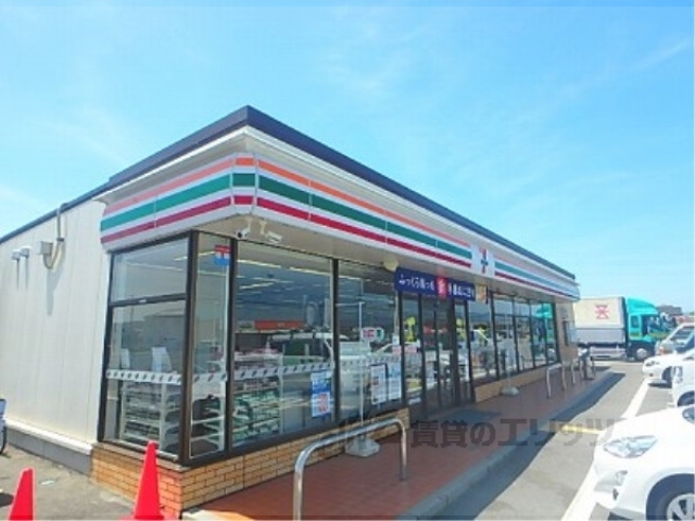 コンビニ　セブンイレブン栗東出庭店（コンビニ）まで400m