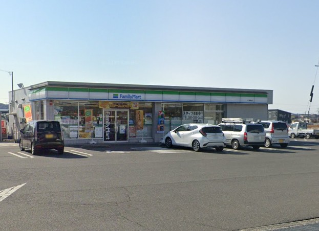コンビニ　ファミリーマートバラ園前店（コンビニ）まで915m