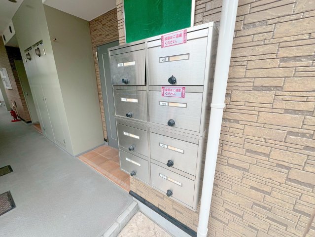 ロビー　ロビーにある各部屋毎のメールボックス。