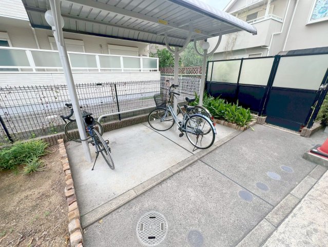 駐車場　敷地内にある駐輪場。雨の日にはうれしい屋根つきです。