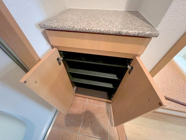 収納　玄関にはコンパクトなシューズボックスもあります。