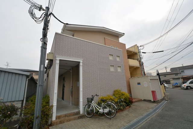 建物外観　居住者専用のゴミ置き場があります！