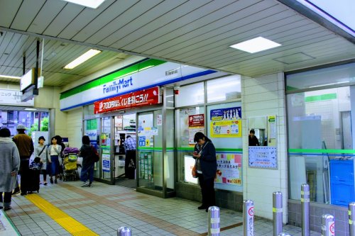 コンビニ　ファミリーマート 町屋駅店（コンビニ）まで228m