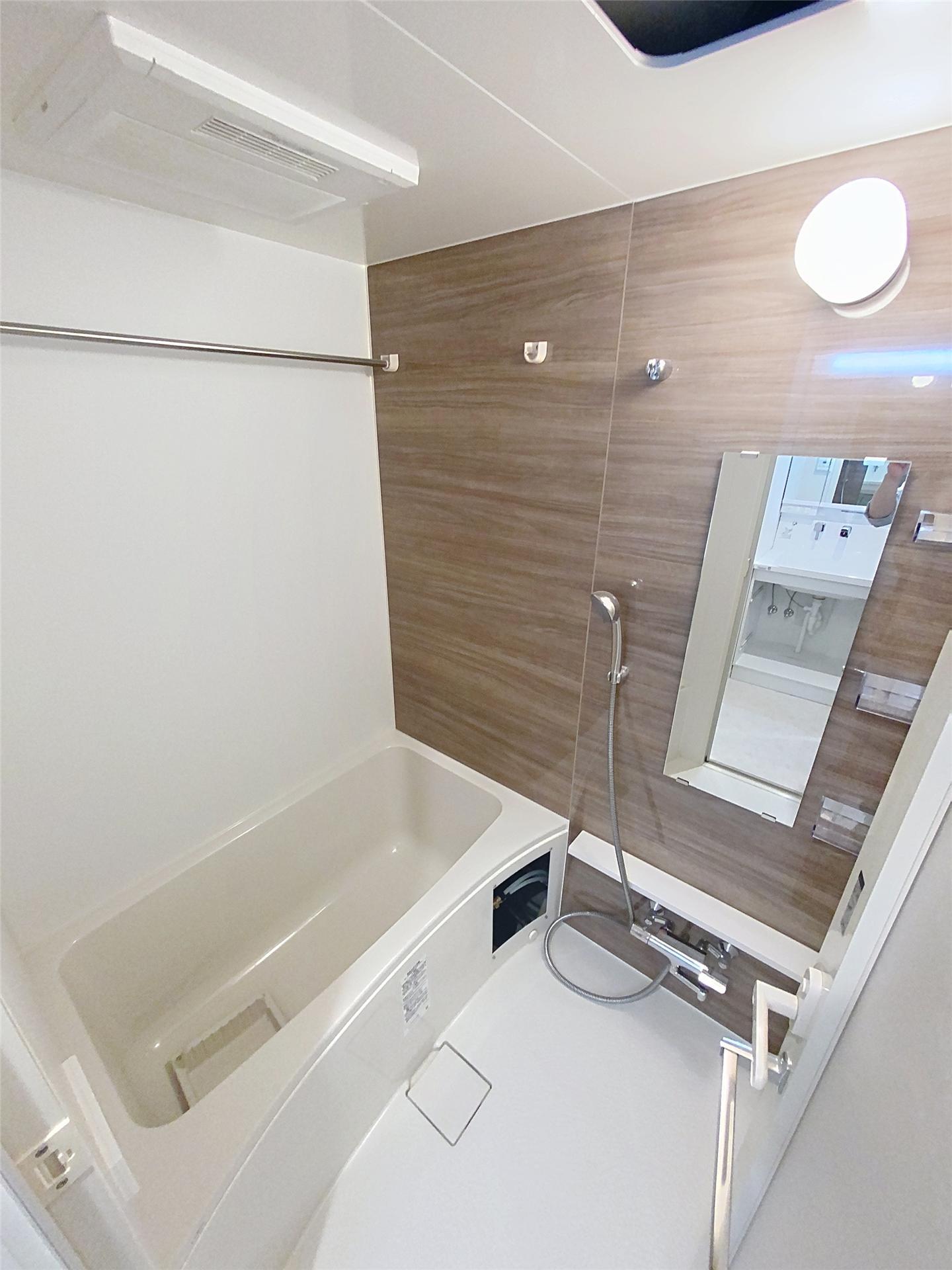 バス・シャワールーム　同物件の他のお部屋のお写真です。