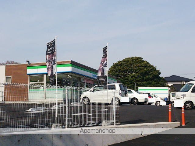 コンビニ　ファミリーマート（コンビニ）まで650m