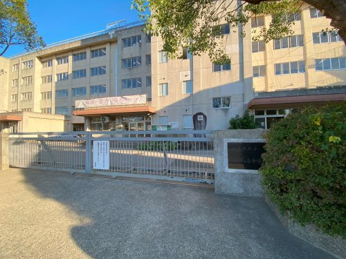 中学校　松戸市立和名ケ谷中学校（中学校）まで528m