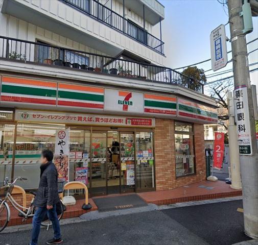コンビニ　セブンイレブン（コンビニ）まで526m