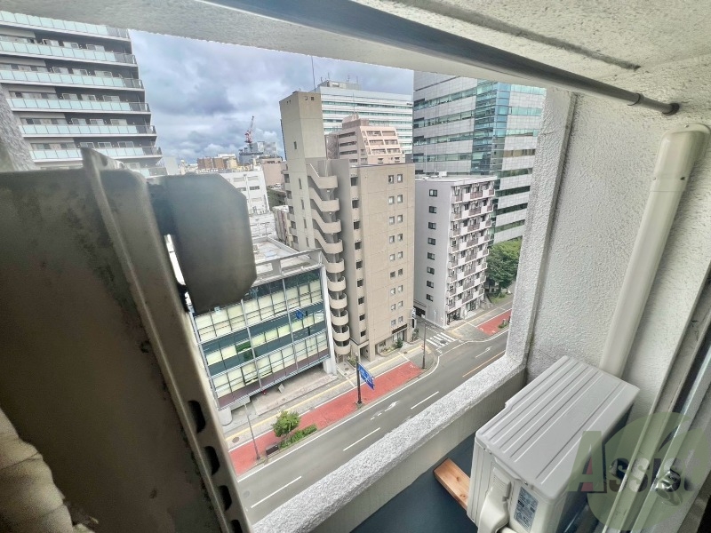 バルコニー　窓を開けると洗濯物を干せる仕様になっておりました。