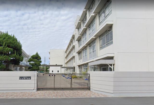 小学校　姫路市立高岡小学校（小学校）まで300m