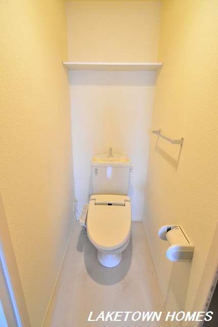トイレ　上部に収納棚がある温水洗浄暖房付のトイレです。