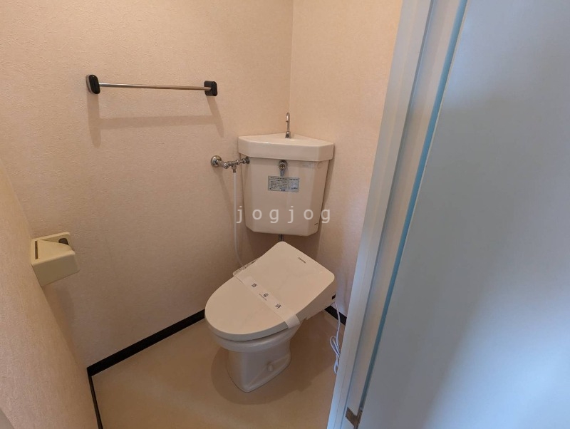 トイレ　嬉しい温水洗浄便座付きのトイレです。