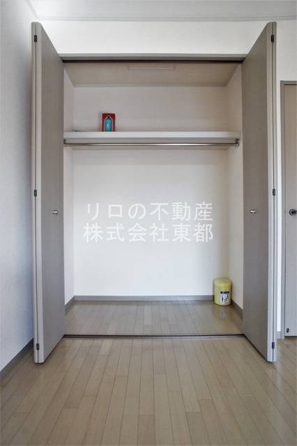 収納　間口・奥行もあるパイプハンガー付収納です♪