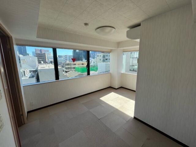 東京メトロ丸ノ内線 西新宿駅 徒歩4分 8階建 築22年の居間写真
