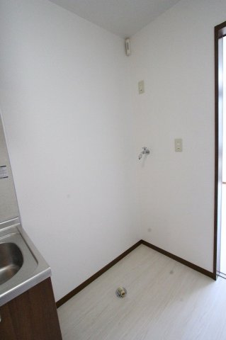 その他設備　キッチン横に洗濯機置場があります。