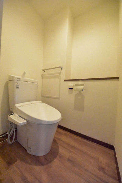 阪急宝塚線 岡町駅 徒歩25分 8階建 築33年のトイレ写真