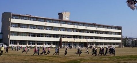 小学校　八戸市立江南小学校（小学校）まで881m