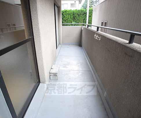 バルコニー　日当たりの良い広いバルコニー。