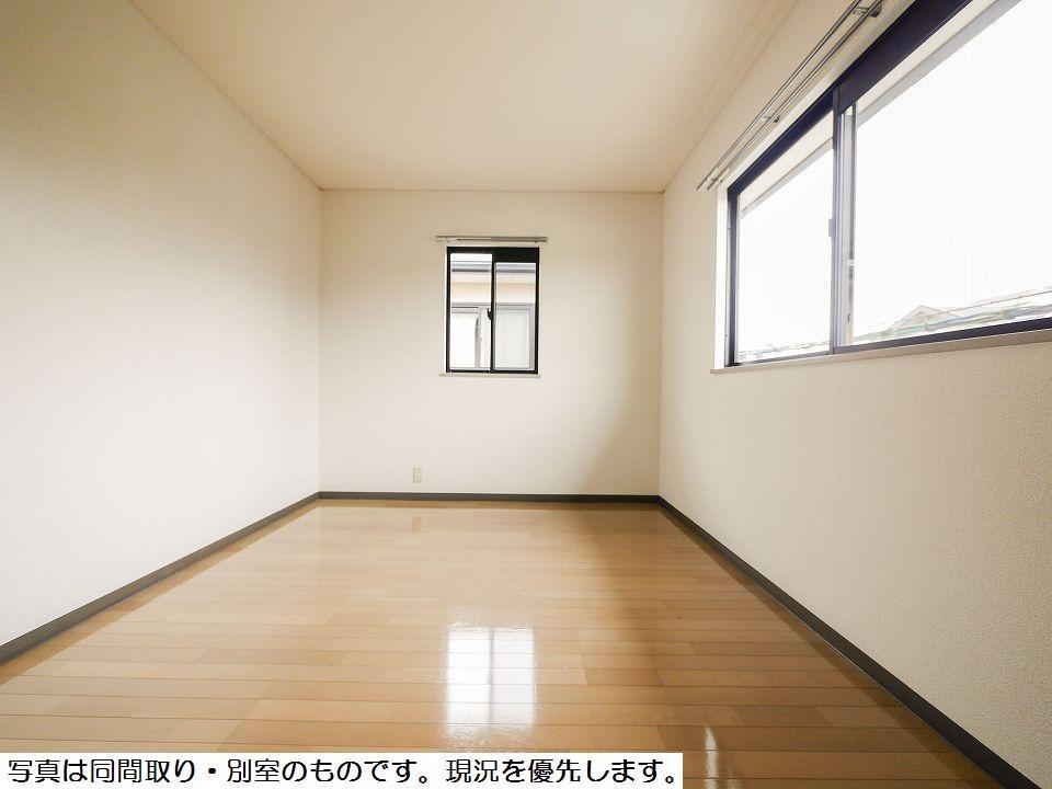 その他設備　洋室6.5帖リビングとは違うフローリングが味わえます