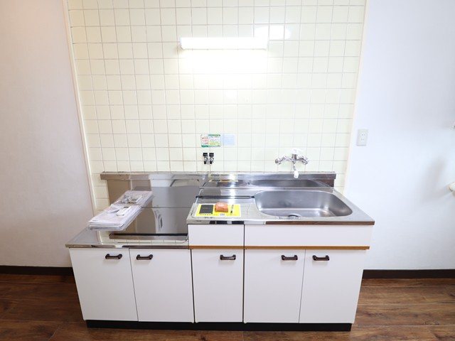 鹿児島市電谷山線 新屋敷駅 徒歩13分 4階建 築42年のキッチン写真