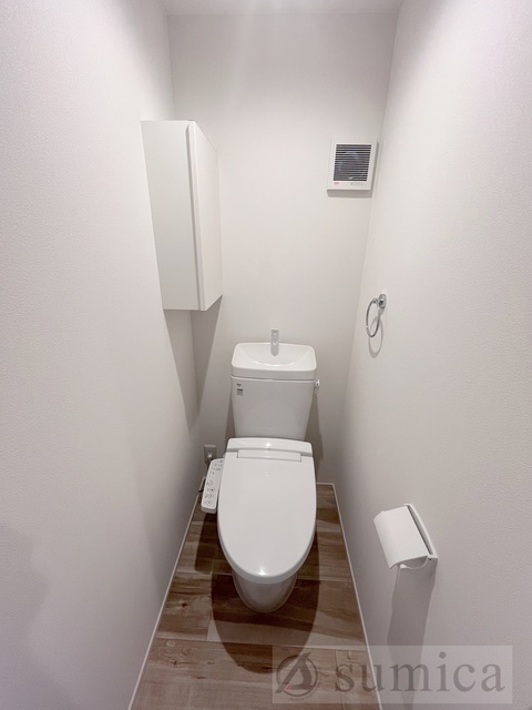 トイレ　人気アイテムの温水洗浄便座。清潔感のあるトイレです。