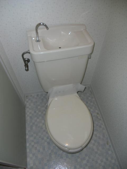 ＪＲ総武線快速 新小岩駅 徒歩12分 4階建 築37年のトイレ写真
