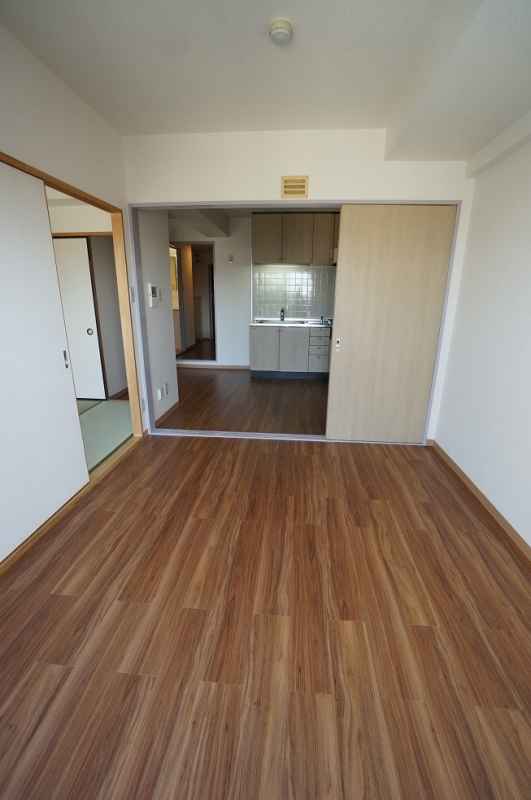 ハイクレスト喜沢南マンションの居間写真
