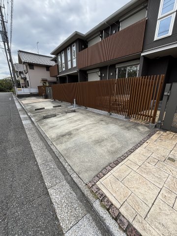 駐車場　目の前が専用駐車場で便利です。駐車場代は家賃に込みです♪