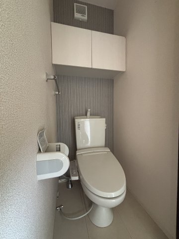 トイレ　温水洗浄便座付きのトイレです♪