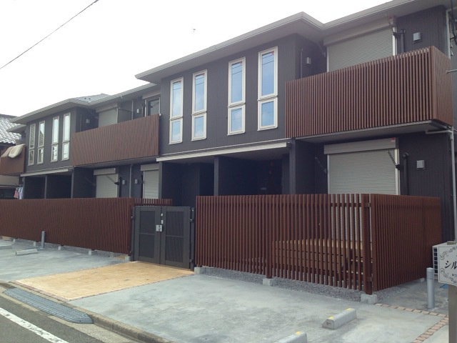 建物外観　東向き角部屋３面採光陽当り眺望良好。目の前が専用駐車場です♪