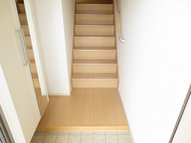 ＪＲ横浜線 橋本駅 バス乗車時間：10分 最寄りバス停で下車 徒歩6分 2階建 築13年の玄関写真