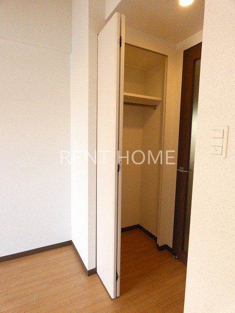 収納　洋室にクローゼットが付いています。