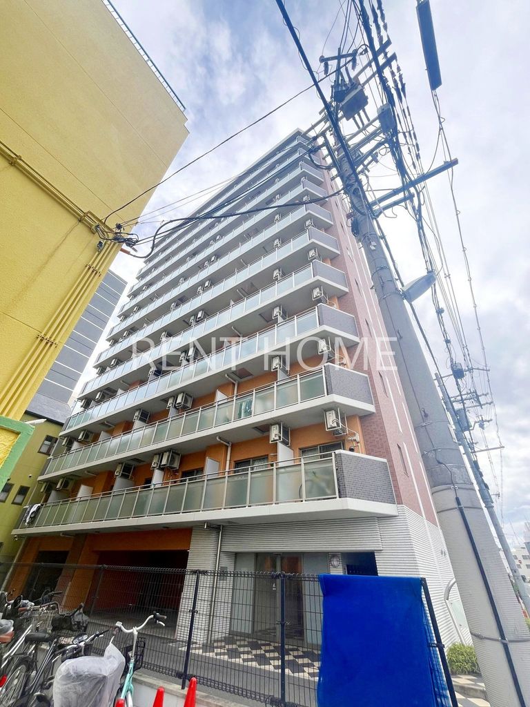 建物外観　鉄筋コンクリート造の１１階建ての建物です。