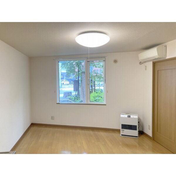 居室・リビング　絶賛内装中のお部屋です！