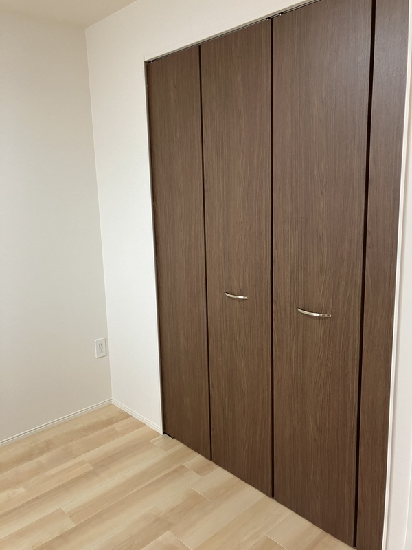 収納　※同建物の別のお部屋の写真です。