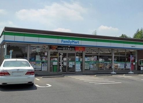 コンビニ　ファミリーマート笠間東平店（コンビニ）まで520m