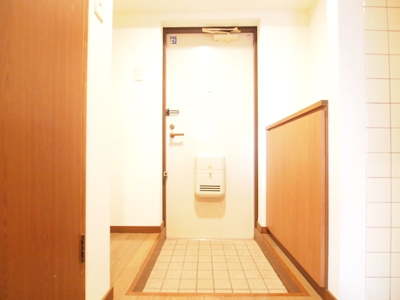 玄関　別号室写真の為現況優先