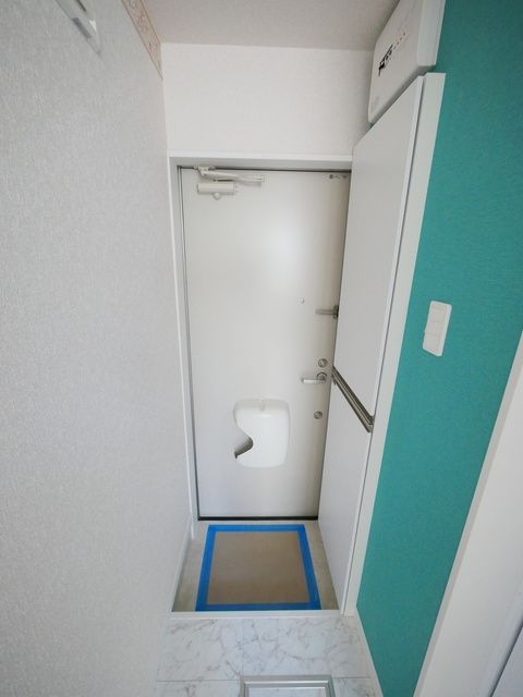 玄関　同物件別部屋写真
