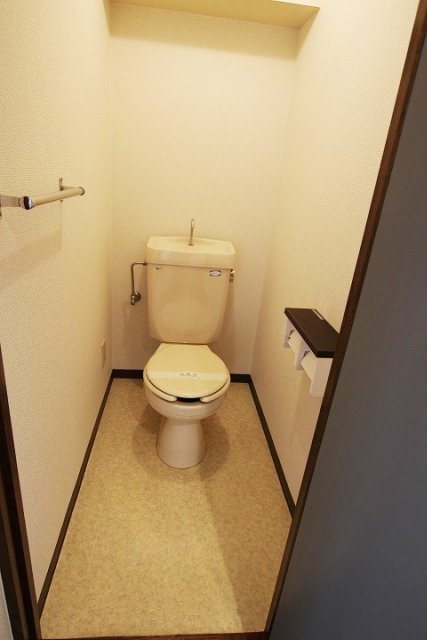 トイレ　同物件別号室の写真です。