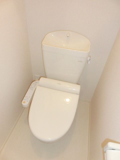 トイレ　温水洗浄便座付きのトイレ。
