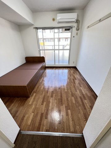 居室・リビング　☆ベット備え付け☆（※参考写真）