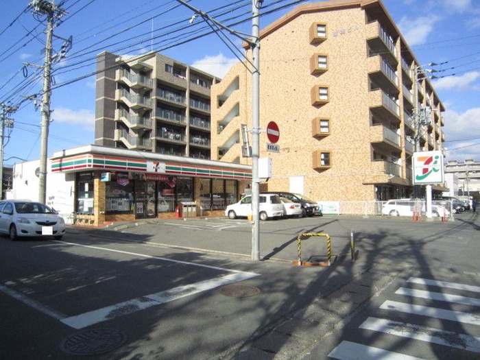 コンビニ　セブンイレブン（コンビニ）まで240m