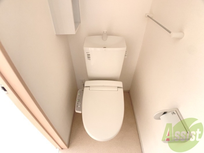 トイレ　トイレはウォシュレット機能付きで、快適にお過ごしいただけます